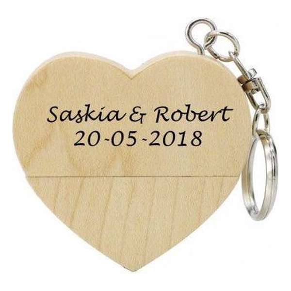 Hout hart usb stick met naam of tekst bedrukken