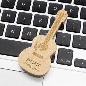 Hout gitaar usb stick met naam bedrukken